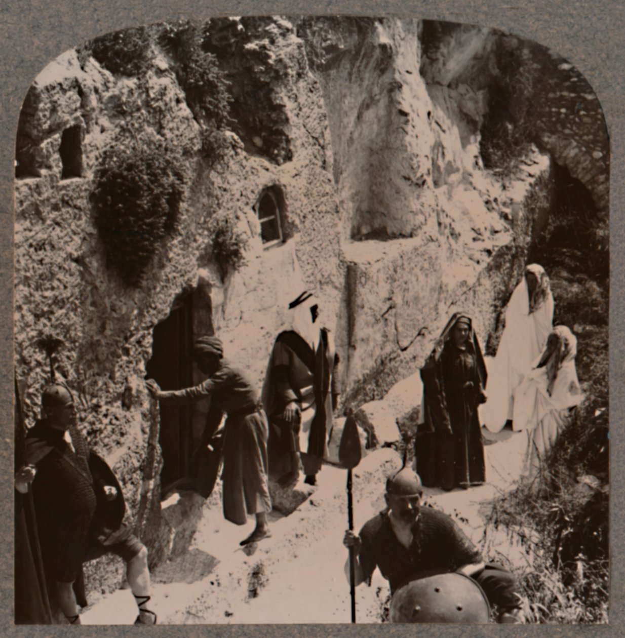 चेलों, महिलाओं के साथ, जल्दी से मसीह के सेपुलचर में, c1900 द्वारा अज्ञात