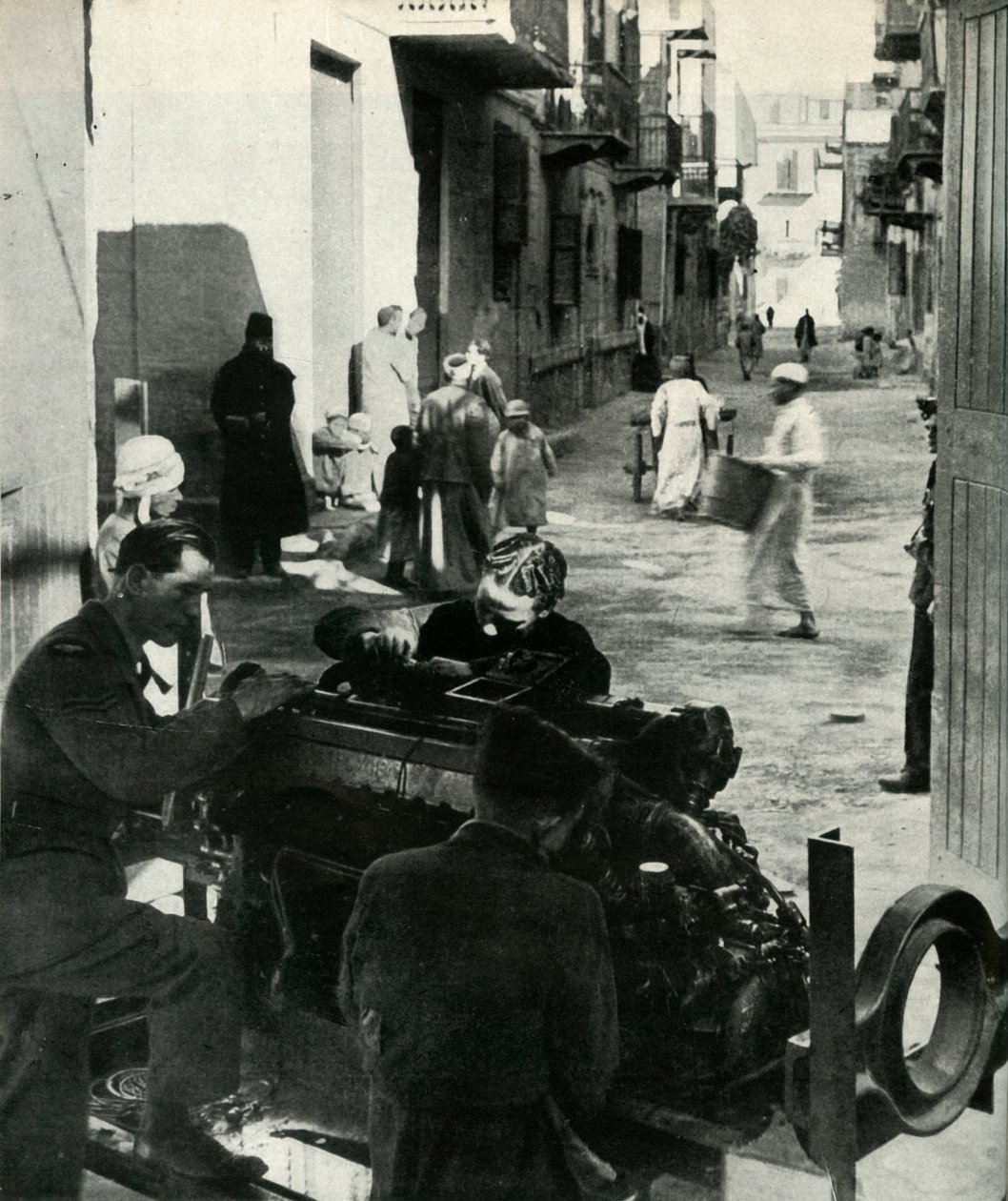 काहिरा की पिछली सड़कों में फैला एक छोटा सा उद्योग है ... c1942-1943, 1945। द्वारा अज्ञात