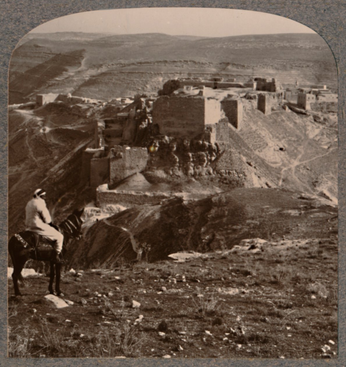 एल बुरक का दूर का दृश्य, c1900 द्वारा अज्ञात