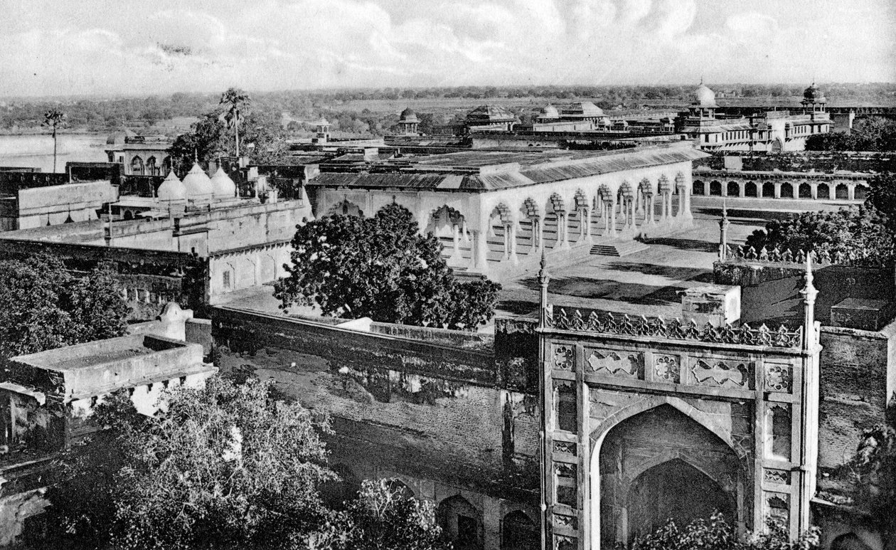 20 वीं शताब्दी के आगरा किले के अंदर दीवान-ए-हूँ द्वारा अज्ञात