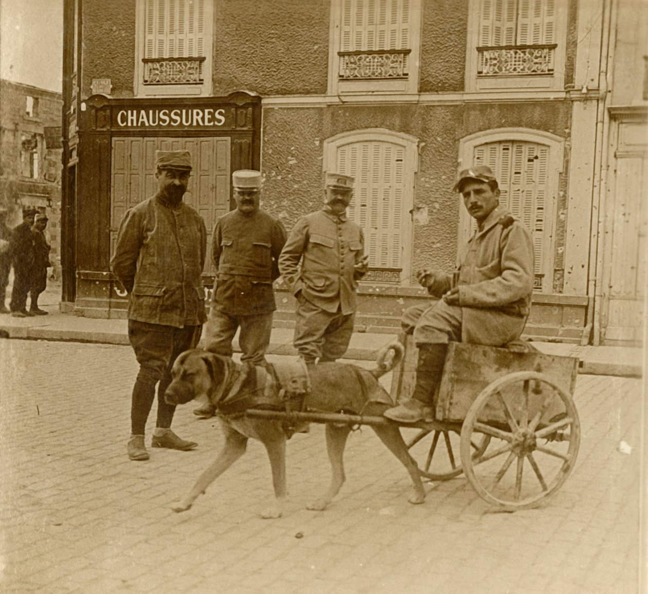 डॉग-कार्ट, फ्रांस, c1914-c1918 द्वारा अज्ञात
