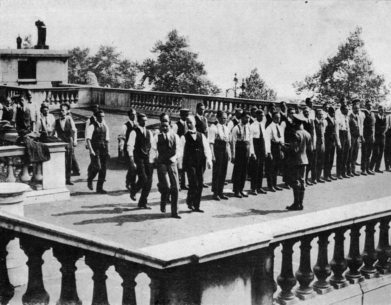 सोमरसेट हाउस की छत पर ड्रिलिंग भर्ती, 1914 द्वारा अज्ञात