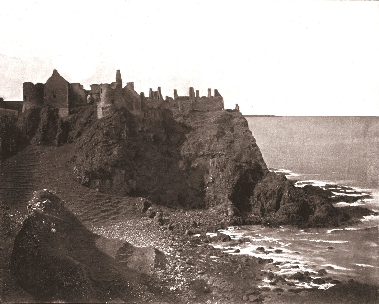 डनलस कैसल, काउंटी एंट्रीम, उत्तरी आयरलैंड, 1894। द्वारा अज्ञात