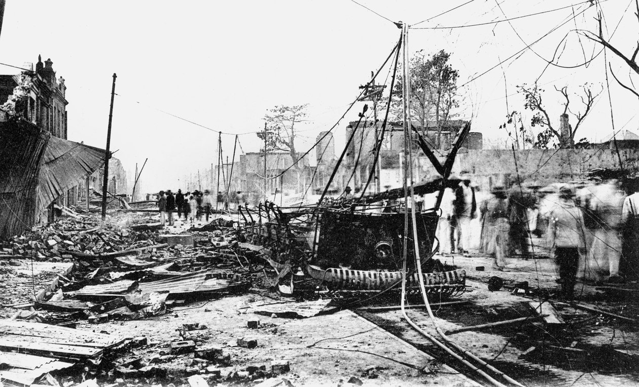 भूकंप से हुई क्षति और एक जली हुई कार, किंग स्ट्रीट, किंग्स्टन, जमैका, 1907 द्वारा अज्ञात