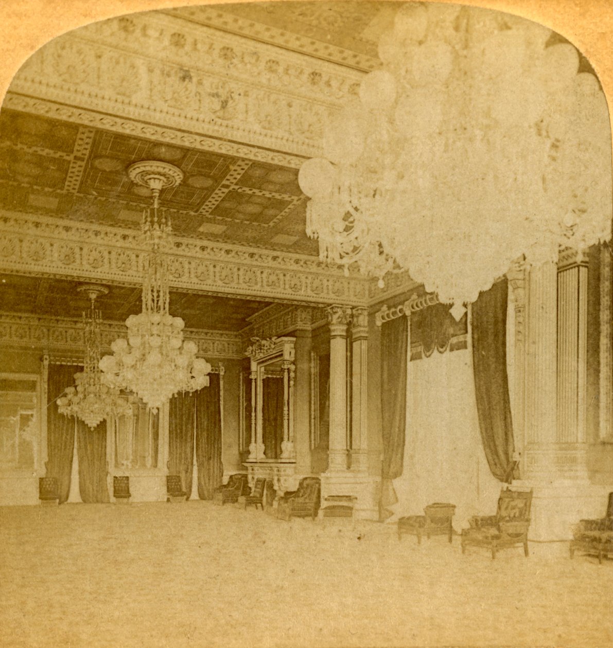 प्रेसिडेंट मेंशन में ईस्ट रूम, वाशिंगटन, डीसीयूएसए, 1900। द्वारा अज्ञात