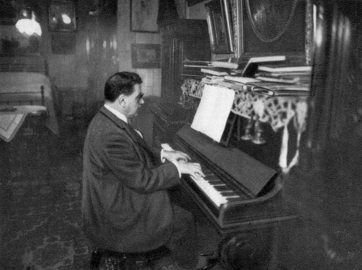 1925 में पियानो बजाने वाले एडवर्ड हेरियट, फ्रांसीसी रेडिकल राजनेता द्वारा अज्ञात