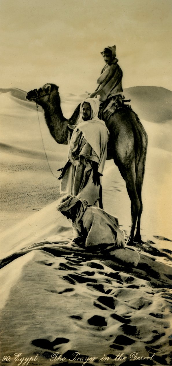 मिस्र - रेगिस्तान में प्रार्थना, c1918-c1939। द्वारा अज्ञात