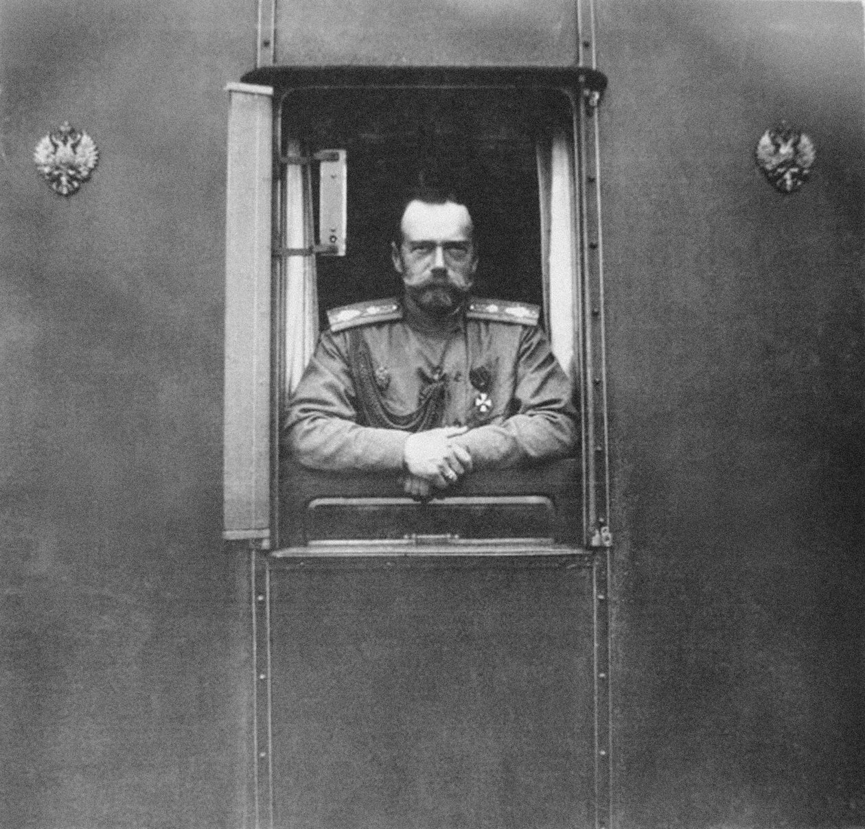 सम्राट निकोलस द्वितीय की खुद की रेल गाड़ी, 1917 की खिड़की पर द्वारा अज्ञात