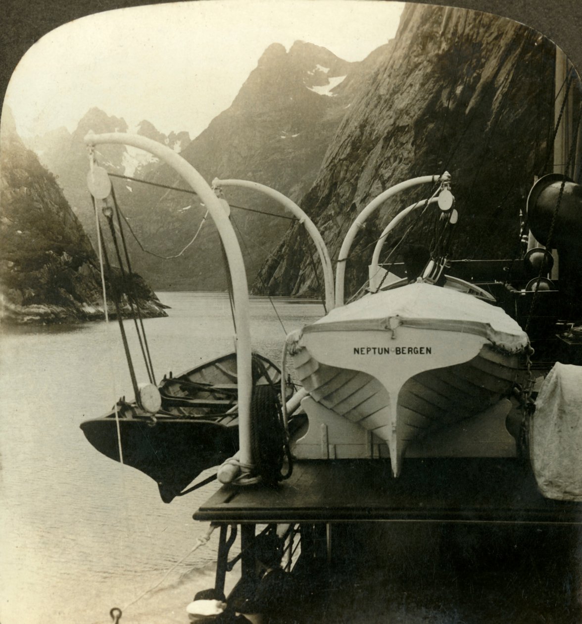 उत्तरी केप-स्किर्टिंग के पूर्व के मार्ग में लिगेनफजॉर्ड, नॉर्वे, c1905 द्वारा अज्ञात