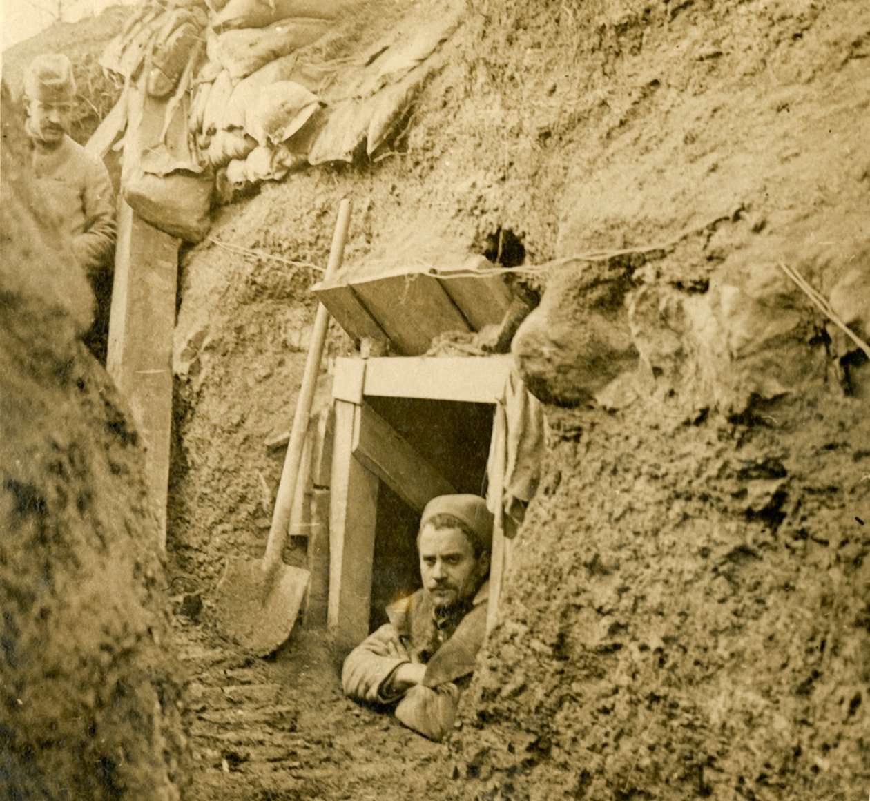 एक डग-आउट आश्रय के लिए प्रवेश, c1914-c1918 द्वारा अज्ञात