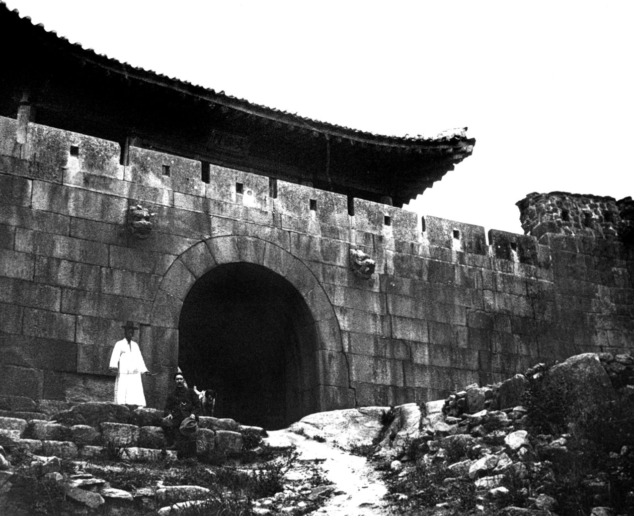 एक मंदिर में प्रवेश, कोरिया, 1900 द्वारा अज्ञात