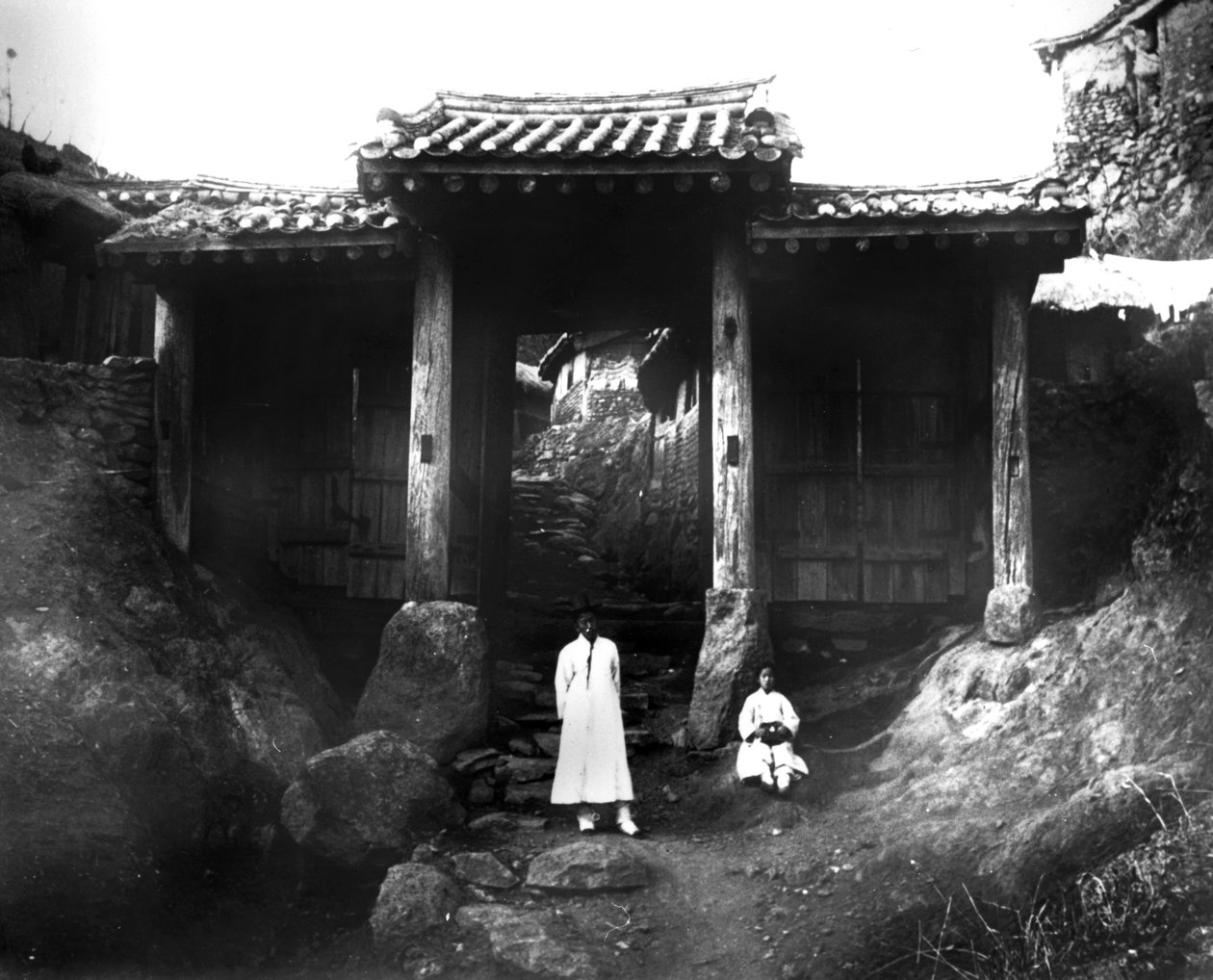 एक गाँव में प्रवेश, कोरिया, 1900 द्वारा अज्ञात