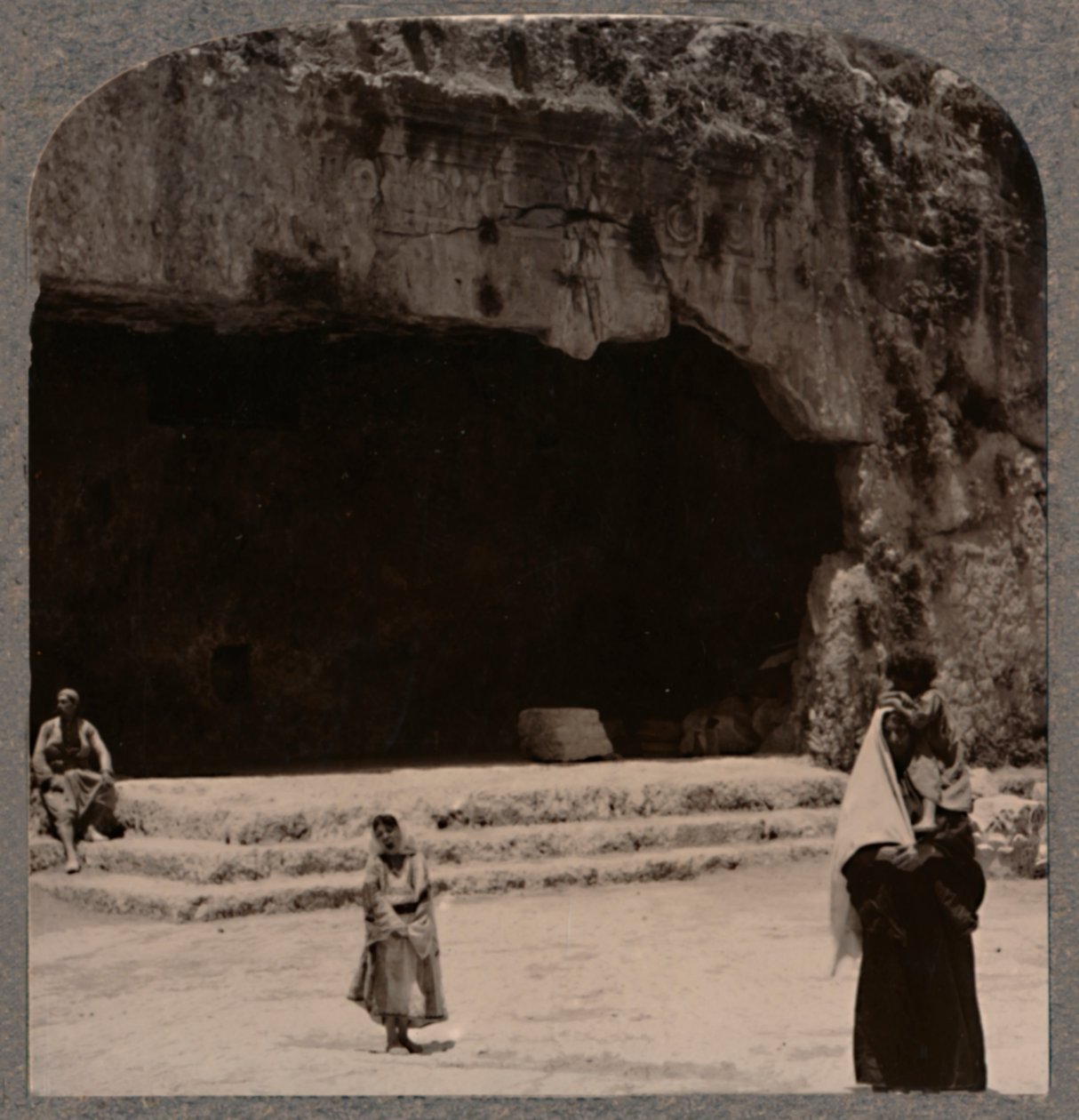 न्यायाधीशों के मकबरों में प्रवेश, c1900 द्वारा अज्ञात