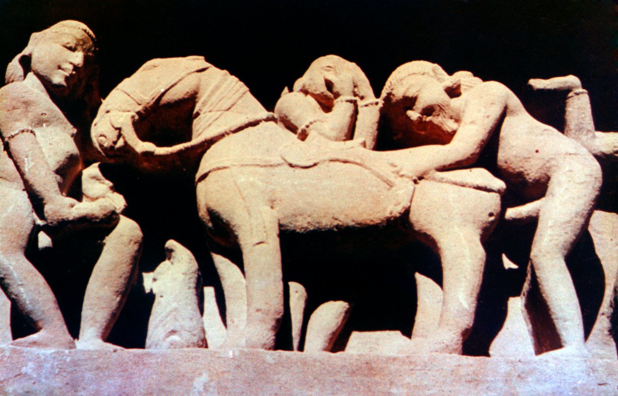 कामुक मूर्तिकला, हिंदू मंदिर, खजुराहो, भारत, 950 - 1050 द्वारा अज्ञात