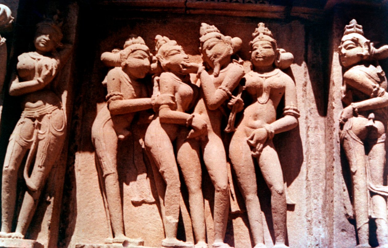कामुक मूर्तिकला, हिंदू मंदिर, खजुराहो, भारत, 950 - 1050 द्वारा अज्ञात