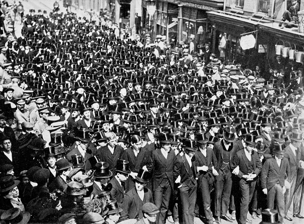 1910 में बर्कशायर के विंडसर ब्रिज पर उद्घोषणा का पाठ सुनते हुए ईटन बॉयज़ द्वारा अज्ञात