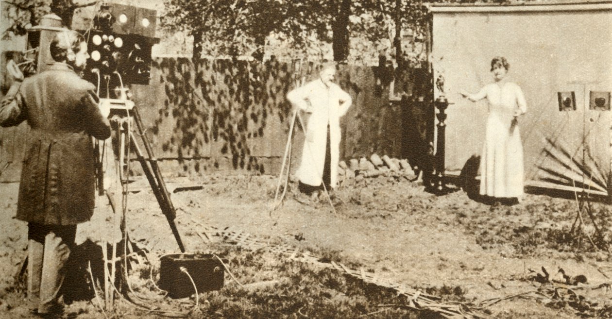 यूजीन लस्टे ने पहली संयुक्त चलती छवि और ध्वनि की रिकॉर्डिंग की, c1905, 1935। द्वारा अज्ञात