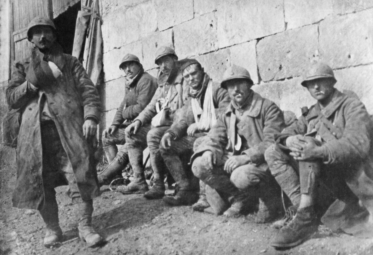 30 मार्च 1918 को फ्रांस के प्लेसिस-डी-रॉय, पिकार्डी में लड़ाई के बाद खाली किया गया फ्रांसीसी घायल हो गया द्वारा अज्ञात