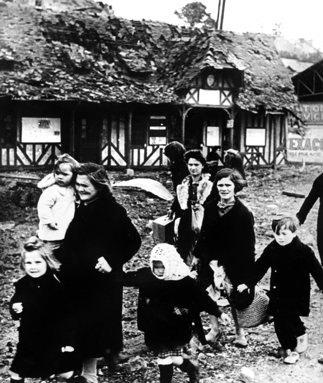 नॉर्मंडी लैंडिंग, फ्रांस, 1944 के दौरान अपने गांव छोड़ने वाले परिवारों ने बमबारी की द्वारा अज्ञात