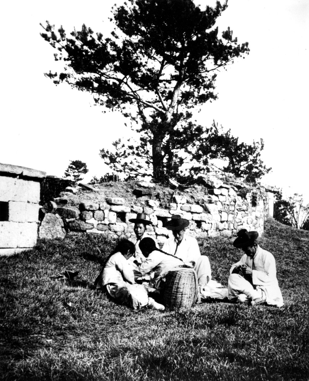 कोरिया में सैर सपाटे का आनंद लेते हुए परिवार, 1900 द्वारा अज्ञात