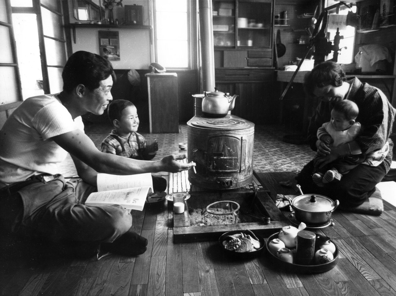 परिवार अपने लिविंग-रूम, होक्काइडो क्षेत्र, जापान में आराम करते हैं, 1963 द्वारा अज्ञात