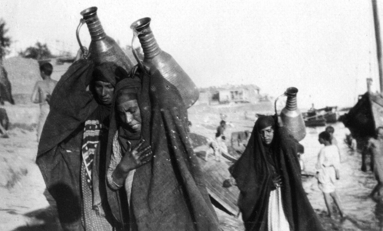 महिला जल वाहक, अमराह, इराक, 1917-1919 द्वारा अज्ञात