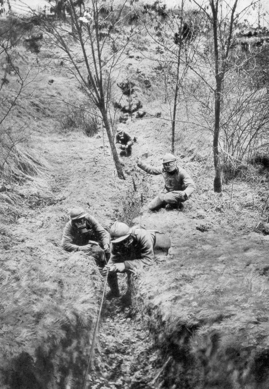 गैस मास्क में फेन्च सैपर एक बमबारी, 1918 के बाद टेलीफोन लाइनों को फिर से बिछाना द्वारा अज्ञात