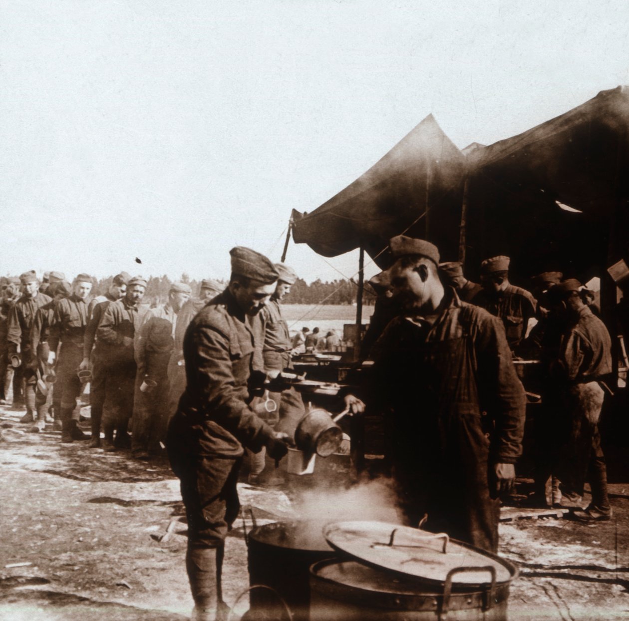अमेरिकन कैंप, मीलेट, फ्रांस में फील्ड किचन, c1914-c1918। द्वारा अज्ञात