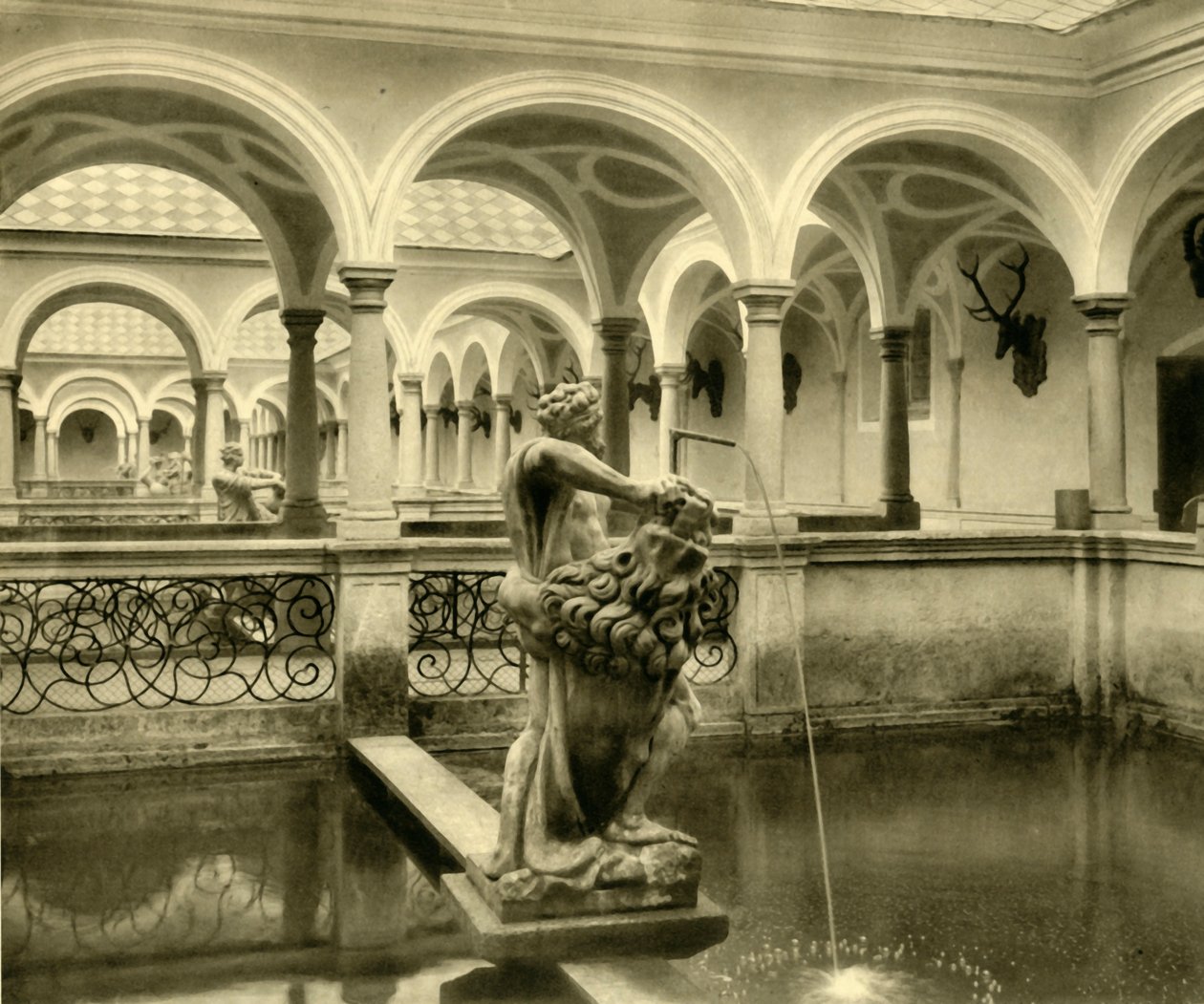 फिश टैंक की मूर्तियां, क्रेम्समुस्टर अभय, ऊपरी ऑस्ट्रिया, c1935। द्वारा अज्ञात
