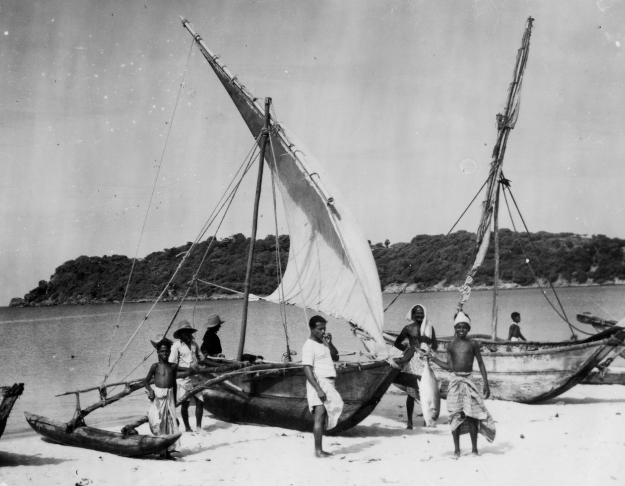 फिशिंग बोट्स, ट्रिनकोमाली, सीलोन, 1945 द्वारा अज्ञात
