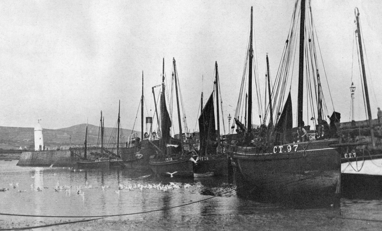 पोर्ट सेंट मैरी बंदरगाह, आइल ऑफ मैन, 1924-1926 में मछली पकड़ने की नावें द्वारा अज्ञात