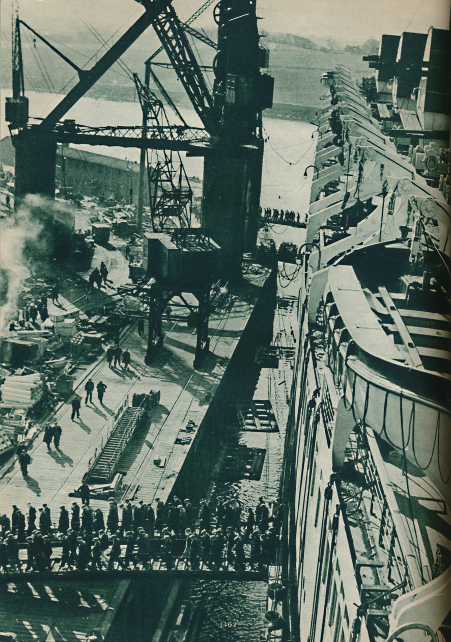 जॉन ब्राउन के फिटिंग-आउट बेसिन और 1937 में क्लाइडबैंक में कंपनी का जहाज निर्माण यार्ड द्वारा अज्ञात