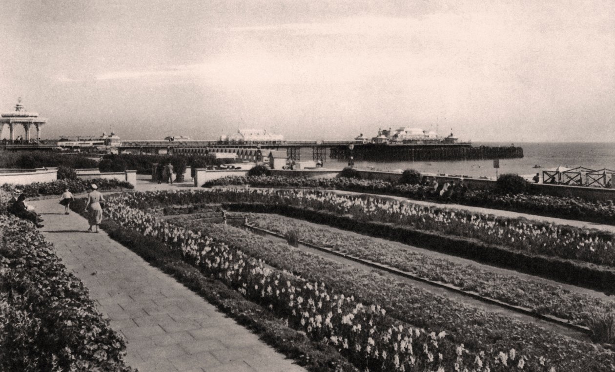 पुष्प उद्यान और वेस्ट पियर, ब्राइटन, ससेक्स, 1938 द्वारा अज्ञात