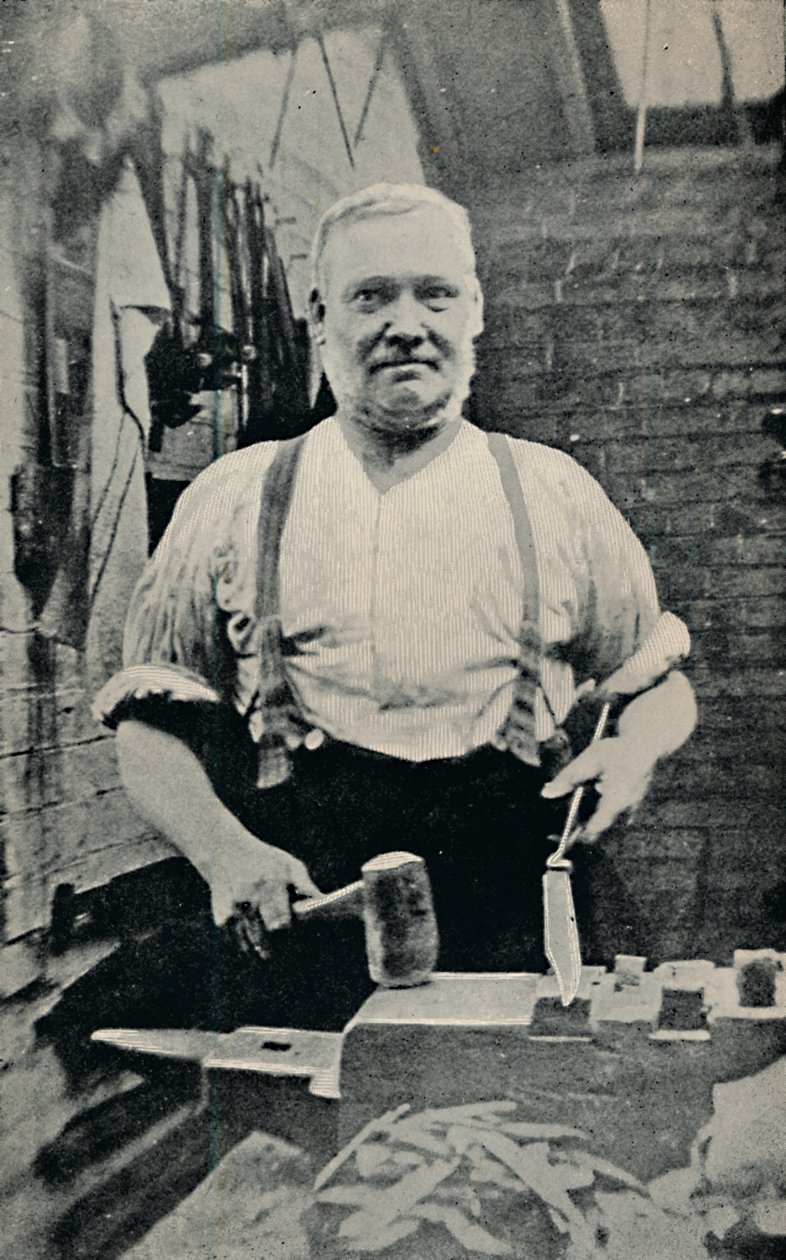फोर्जिंग ए ब्लेड, c1917 द्वारा अज्ञात
