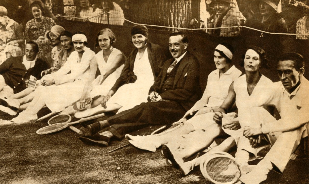 टेनिस खिलाड़ियों के साथ पुर्तगाल के पूर्व राजा मैनुअल द्वितीय, 1930, 1933। द्वारा अज्ञात