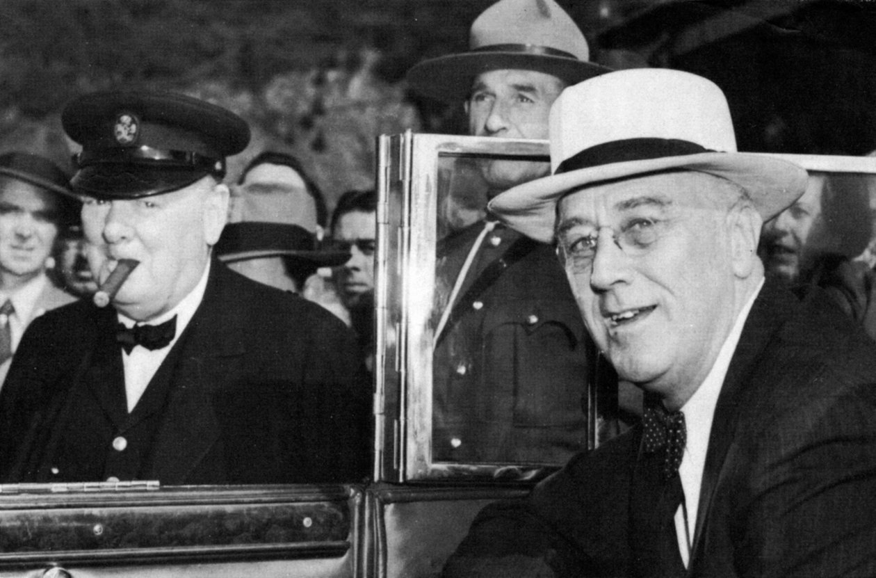 1944 में कनाडा के क्यूबेक में फ्रैंकलिन डी रूजवेल्ट और विंस्टन चर्चिल की मुलाकात द्वारा अज्ञात