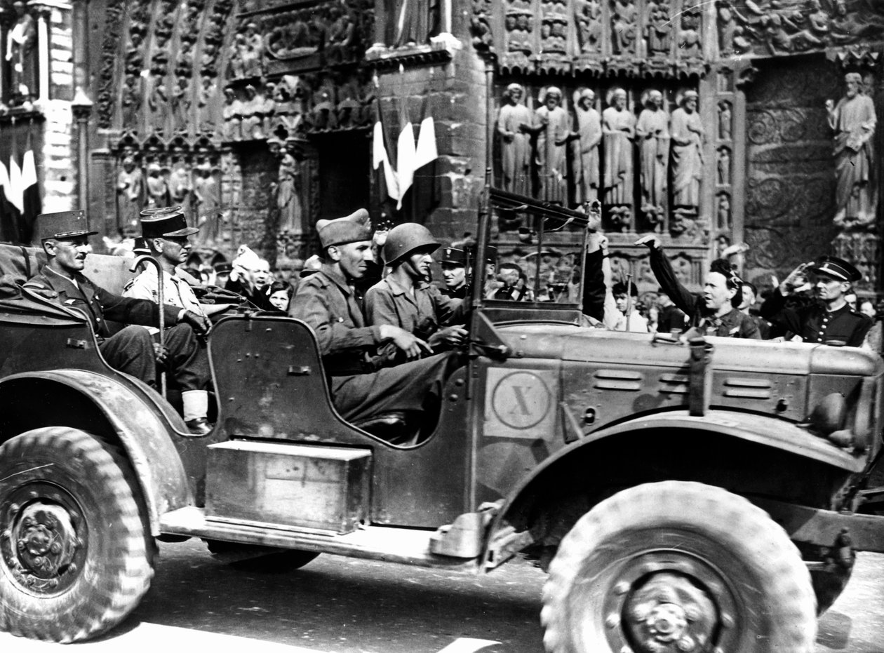 फ्रांसीसी जनरल फिलिप लेक्लर नोट्रे डेम के बाहर, पेरिस की मुक्ति, अगस्त 1944 द्वारा अज्ञात