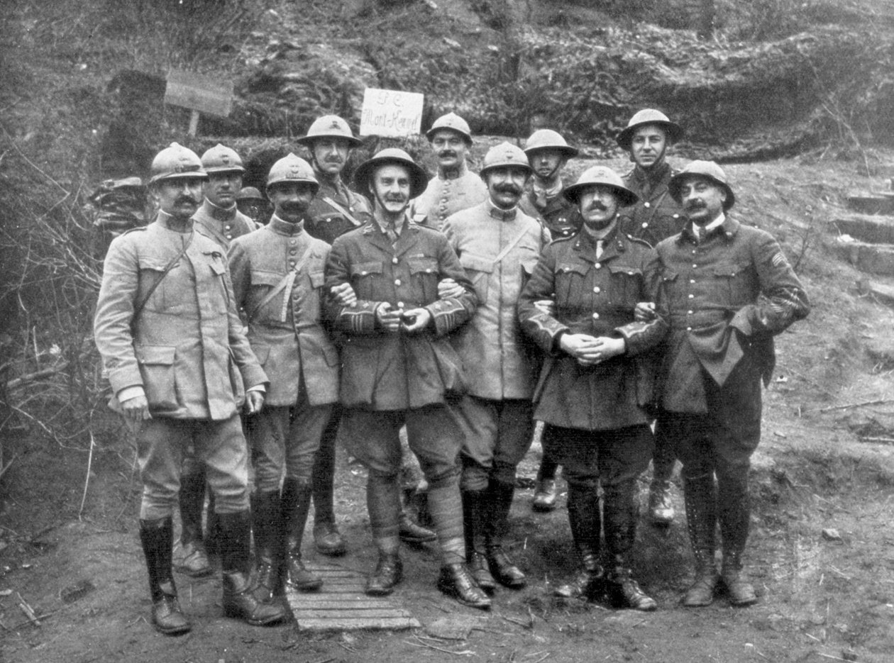 अप्रैल 1918 में बेल्जियम के Ypres के पास माउंट केमेल में फ्रेंच और अंग्रेजी अधिकारी द्वारा अज्ञात
