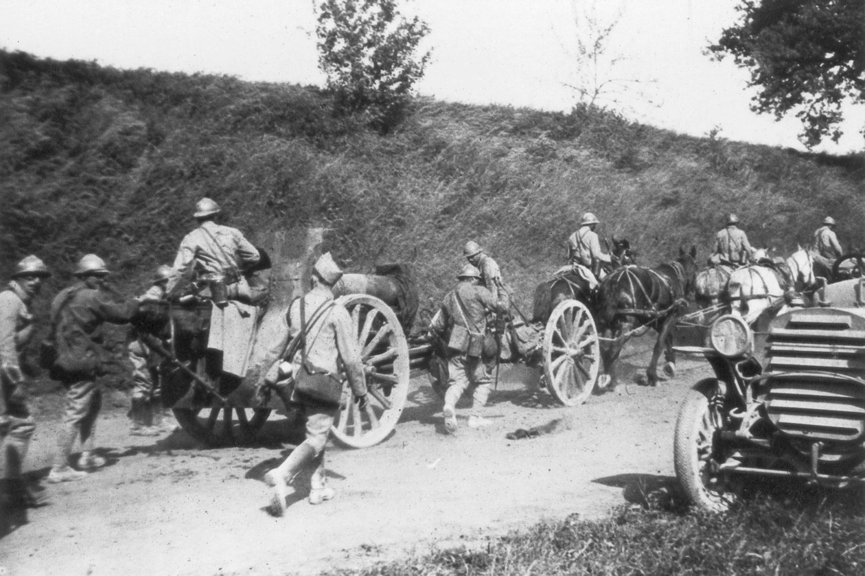 फ्रांसीसी आर्टिलरी बैटरी ऑन द मूव, चेमिन डेस डेम्स, फ्रांस, 1918 द्वारा अज्ञात