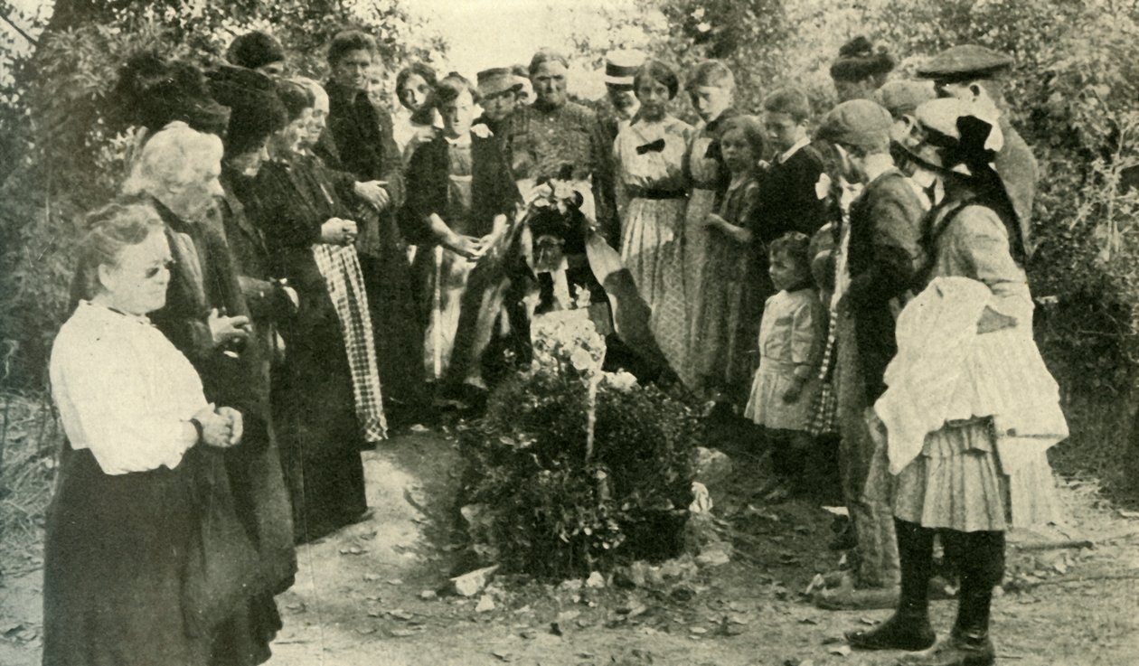 एक सैनिक की कब्र पर फ्रांसीसी नागरिक, 1914, c1920। द्वारा अज्ञात
