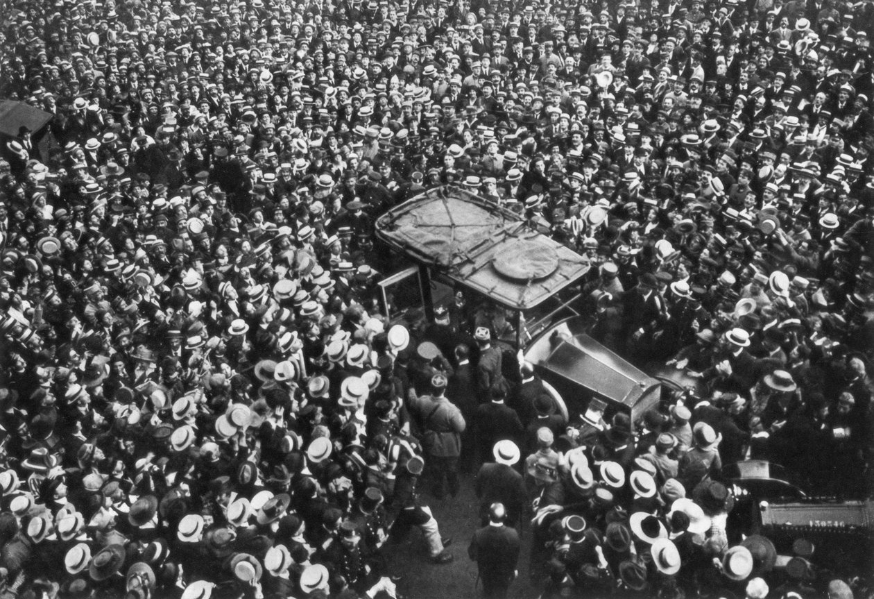पर्सिशिंग और जोफ्रे, होटल क्रिलॉन, पेरिस, प्रथम विश्व युद्ध, 1917 की जयकार करते हुए फ्रांसीसी भीड़ द्वारा अज्ञात