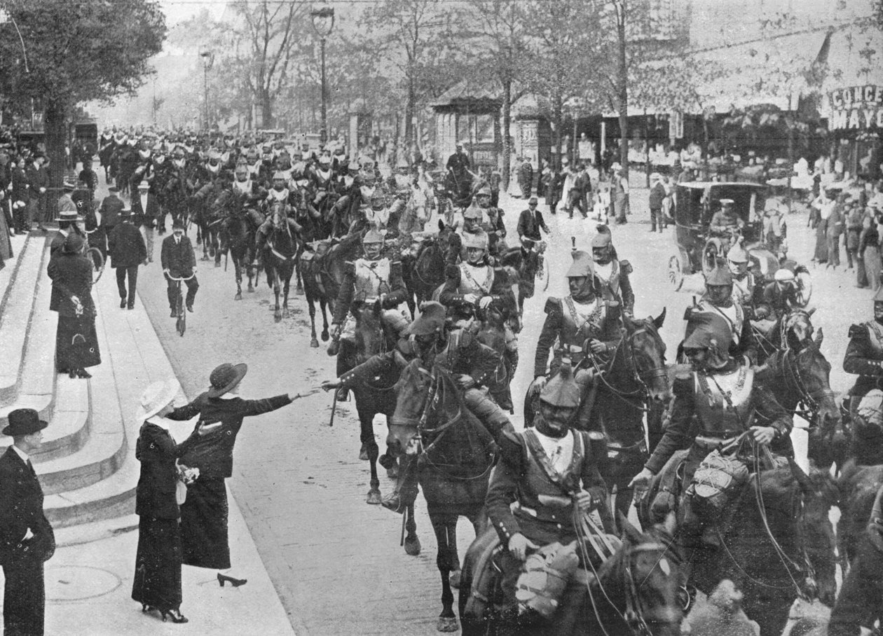 फ्रांसीसी क्युएरसिएर्स पेरिस की सड़कों के माध्यम से सामने की ओर 1914 में अपने रास्ते से जा रहे थे द्वारा अज्ञात