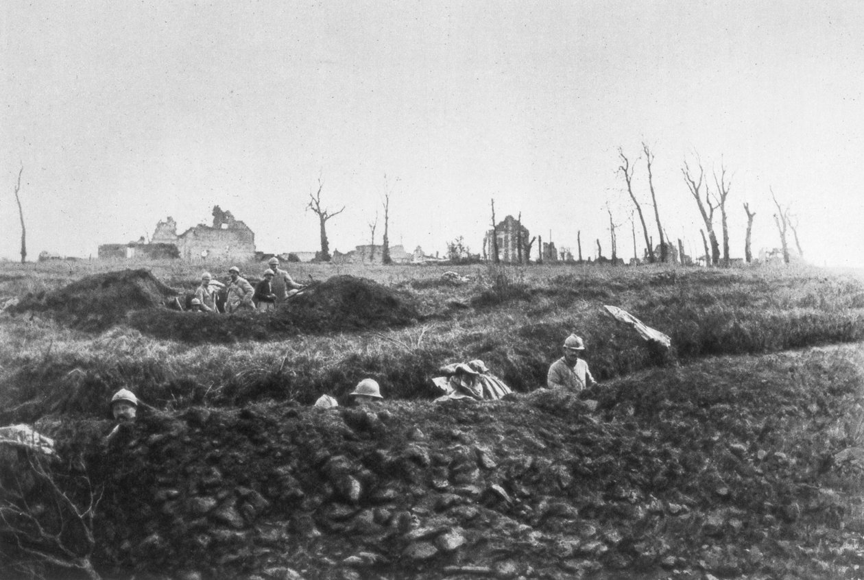 फ्रांसीसी इन्फैन्ट्री, एक बर्बाद खेत, पिकार्डी, फ्रांस, 1918 के सामने कमियां स्थापित करना द्वारा अज्ञात