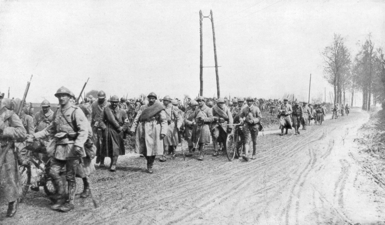 सामने से लौट रही फ्रांसीसी पैदल सेना की रेजिमेंट, 30 मार्च 1918 द्वारा अज्ञात