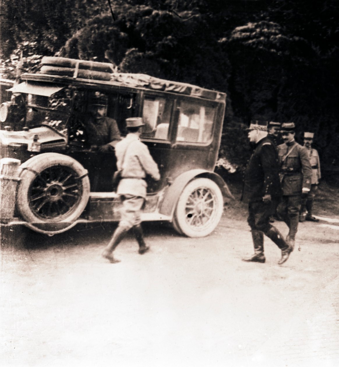 फ्रांसीसी अधिकारी और वाहन, c1914-c1918। द्वारा अज्ञात