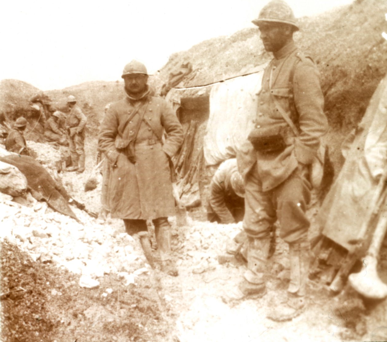 एक पकड़े हुए जर्मन खाई में फ्रांसीसी सैनिक, c1914-c1918 द्वारा अज्ञात