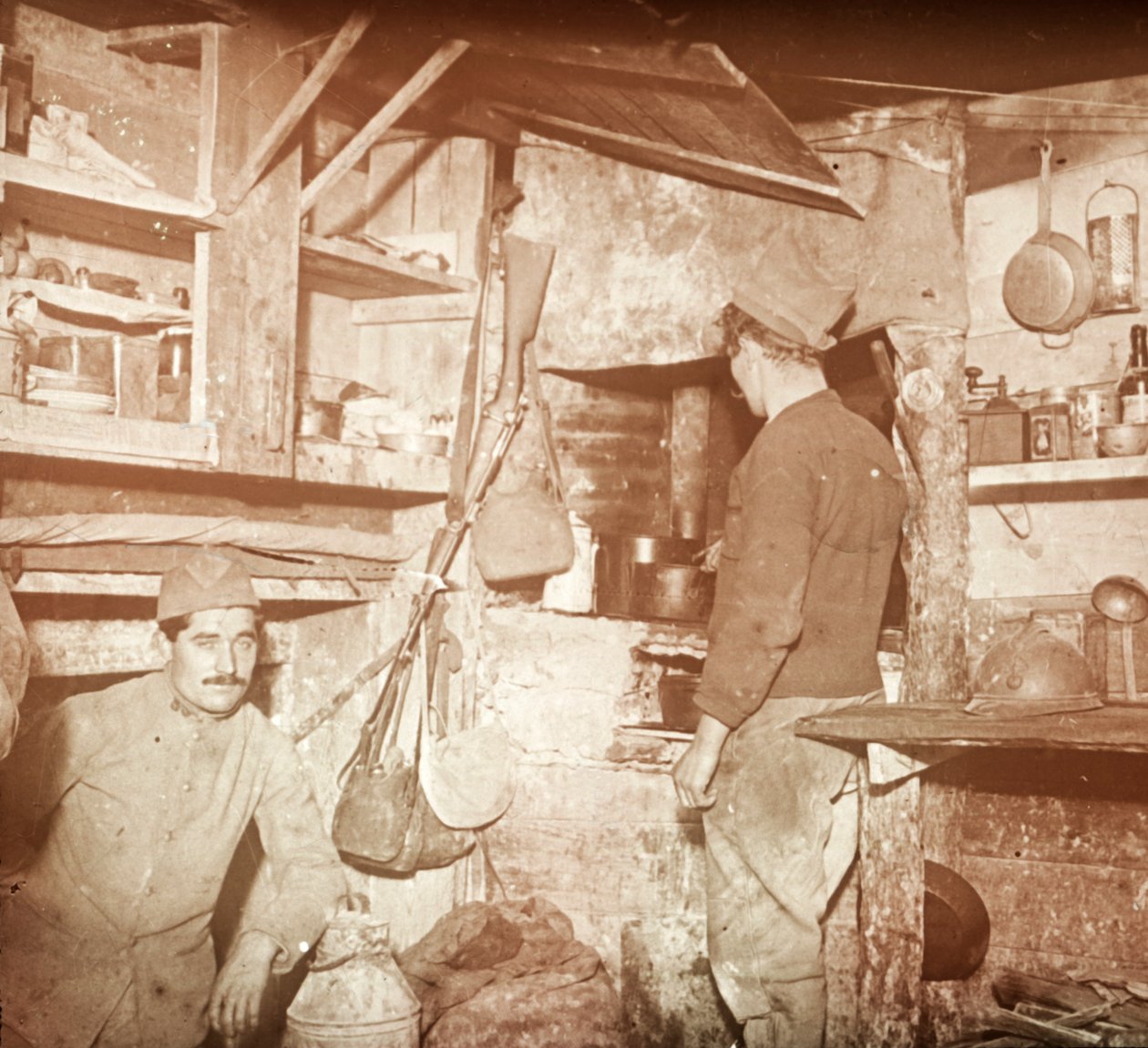 फ्रांसीसी सैनिकों ने जर्मन अधिकारियों के रसोईघर पर कब्जा कर लिया, c1914-c1918 द्वारा अज्ञात