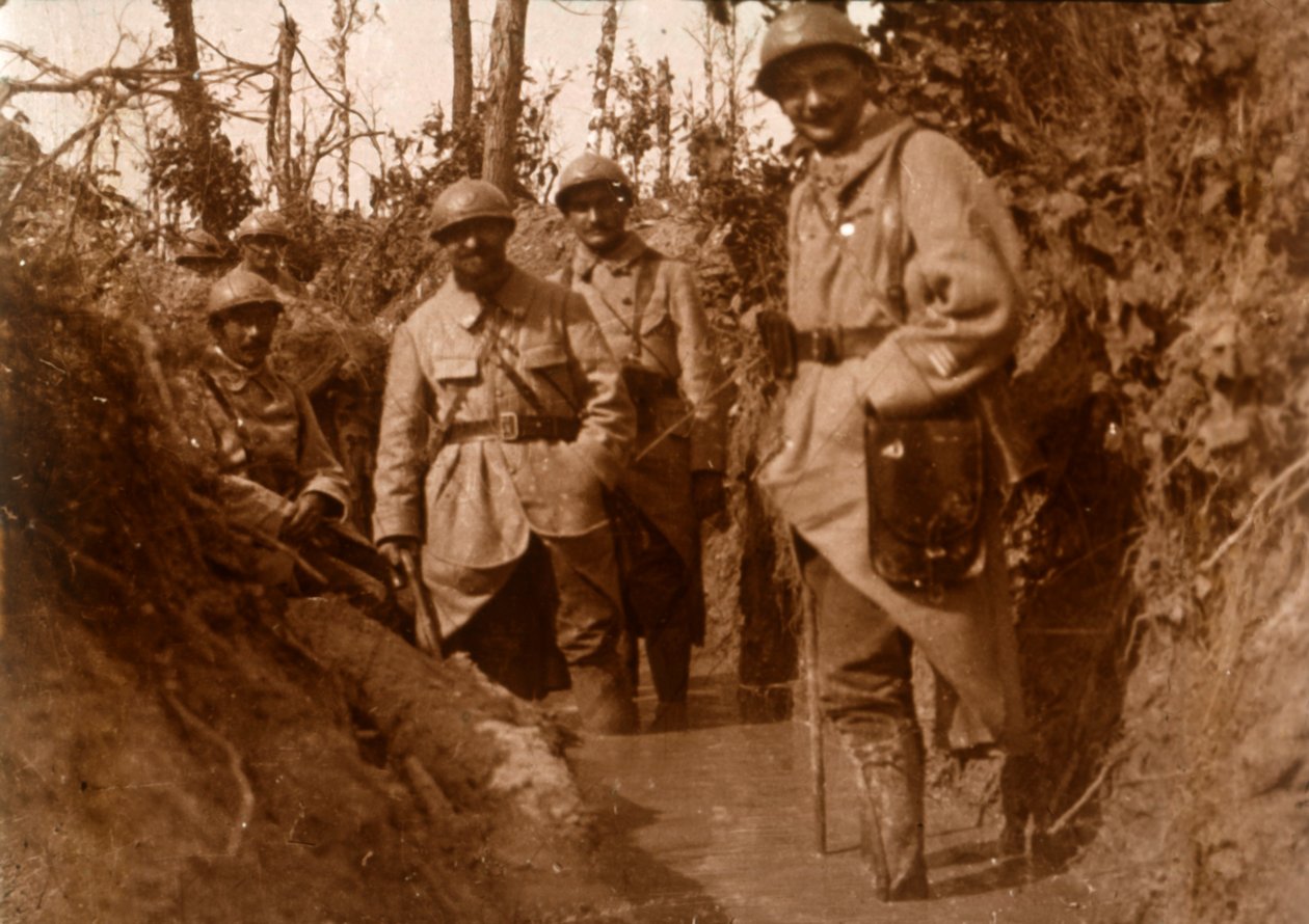मिट्टी में फ्रांसीसी सैनिक, चेमिन डेस डेम्स, उत्तरी फ्रांस, c1914-c1918 द्वारा अज्ञात