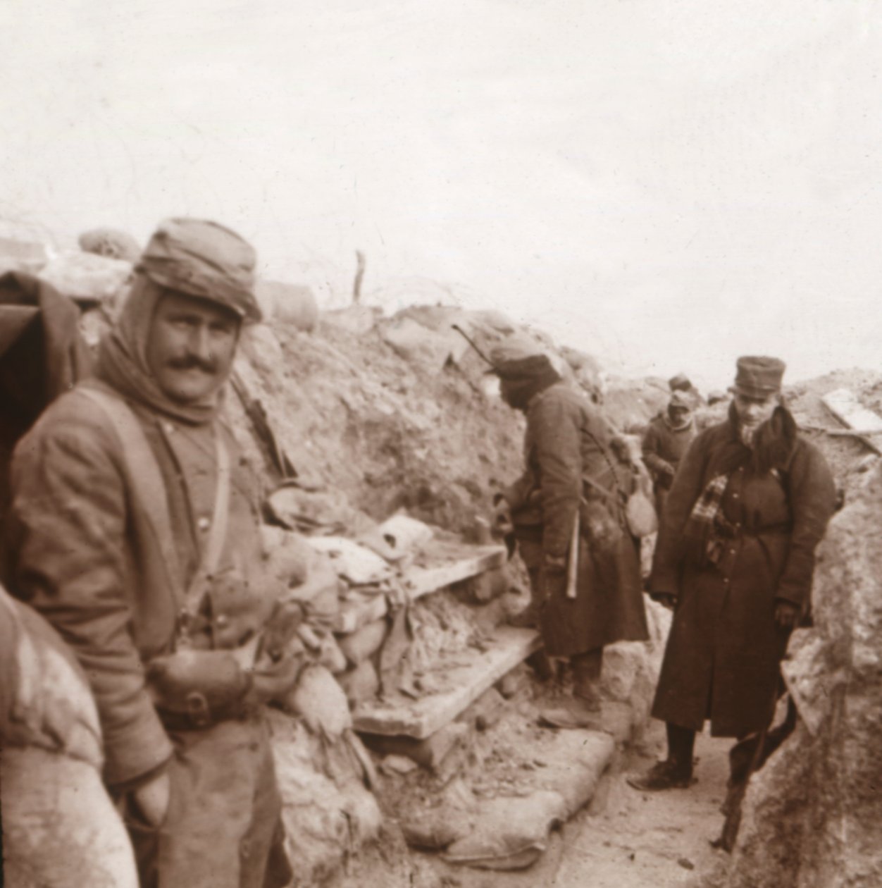 खाइयों में फ्रांसीसी सैनिक, पर्थ, उत्तरी फ्रांस, c1914-c1918 द्वारा अज्ञात