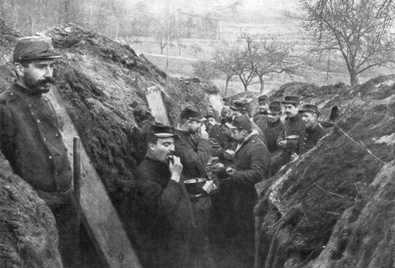 खाई में फ्रांसीसी सैनिकों ने अपने राशन को खाया, फ्रांस, 1915 द्वारा अज्ञात